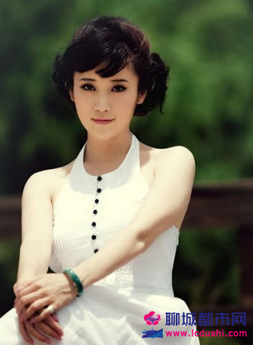 女演员张彤，与自然美景的邂逅，探寻内心平和之旅