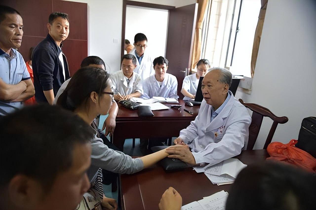 伍炳彩教授最新医案及其观点论述解析